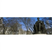 Panoramske slike niski ugao pogled na statuu Abrahama Linkolna u parku Grant Park Chicago Illinois USA